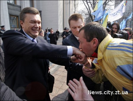 Янукович продемонстрував свій «творчий» підхід до прес-конференції ЗМІ !!!