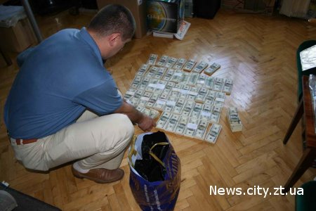 Податкова міліція Житомирської області провела спецоперацію із затримання учасників злочинного фінансового синдикату.