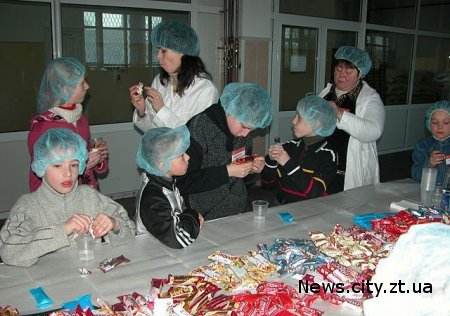 У Житомирі на кондитерській фабриці школярі поїли цукерок з конвеєра.