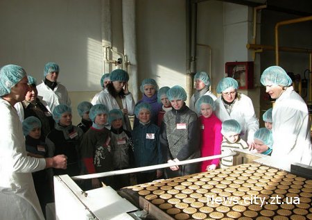 У Житомирі на кондитерській фабриці школярі поїли цукерок з конвеєра.
