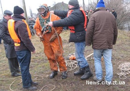У Житомирській області рятувальники витягли з річки автомобіль з жінкою в ньому.