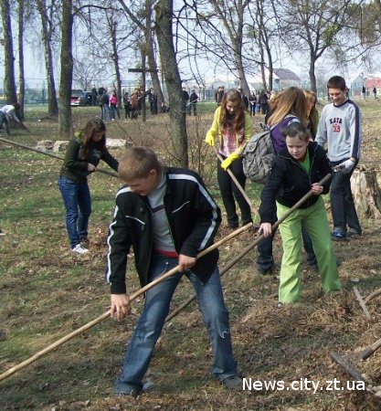 Діти двох шкіл очистили від сміття Мальованський парк в Житомирі.