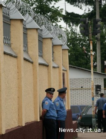На «Житомирські ласощі» збори акціонерів проходили під охороною міліції та приватної охоронної фірми.