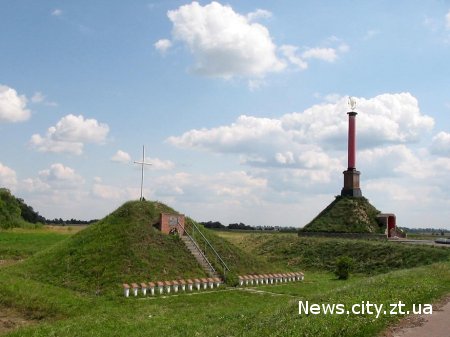 Житомирські волонтери впорядкували територію пам'ятника загиблим в селі Крути