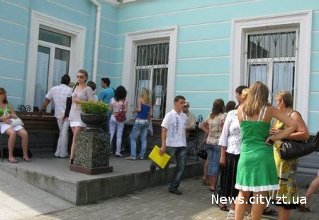 У Житомирі радіють абітурієнти-бюджетники, контрактники будуть чекати 25 серпня.