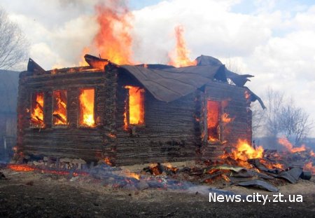 У Житомирській області старенька готувала сніданок: згорів будинок і все навколо