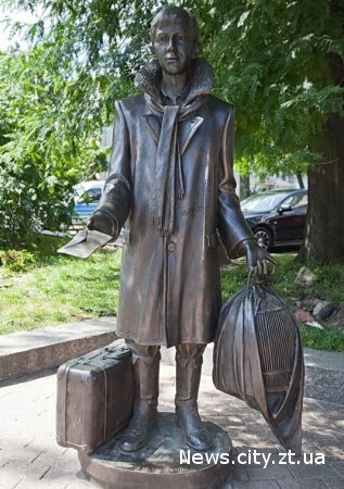 Пам'ятник Ларіосику в Житомирі одягнули у вишиванку.