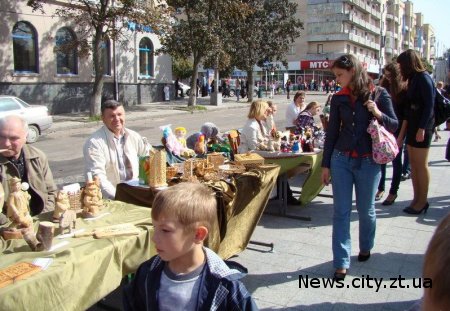 У Житомирі у День міста сквер біля фонтану перетворився на торгову площу.