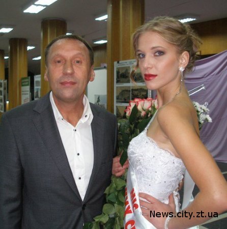 Петро Демчук вручив грошову премію одній з житомирських красунь.