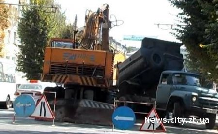 У Житомирі через прорив водопровідної труби на дорозі провалився асфальт.