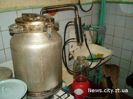 У Житомирській області співробітники міліції натрапили на 8 відер самогонний закваски