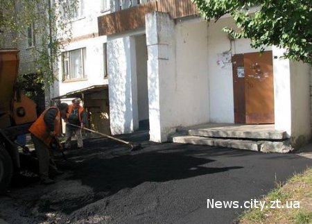Комунальники в терміновому порядку асфальтують дороги і тротуари у дворах Житомира