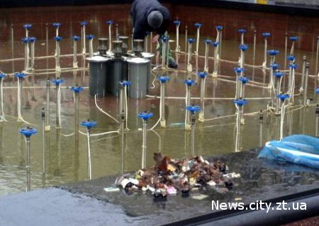 У Житомирі комунальники зливають воду і готують фонтани до зими.