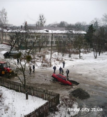 У Житомирі автомобіль провалився в яму, залишену робітниками на дорозі.