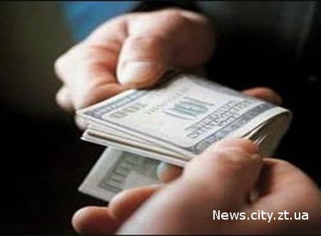 За хабар у 15 000 доларів у Житомирі затримали співробітника місцевої міліції.