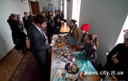 Депутати Житомирської міськради купували сувеніри на дитячому новорічному ярмарку