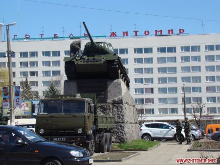 У Житомирі на площі Перемоги фарбують танк до 9 травня