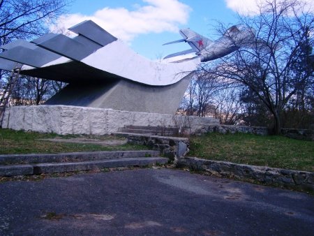 У Житомирі упорядкували сквер Перемоги і підсвітили пам'ятник-літак МІГ-15.