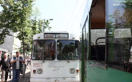 У центрі Житомира зіткнулися тролейбус і маршрутка