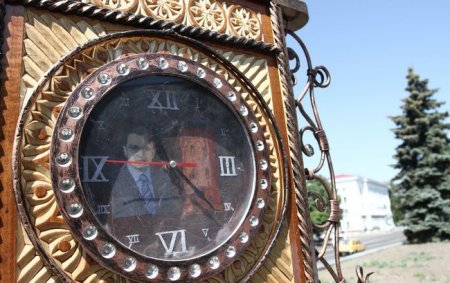 Мерові Житомира Володимиру Дебою подарували годинник з його портретом