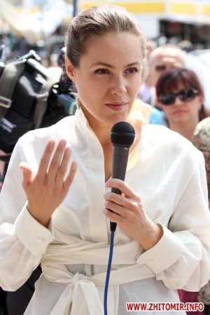 У Житомирі депутат Верховної Ради Наталія Королевська пройшлася по "Житньому ринку" і купила черешню