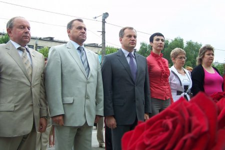 З нагоди Дня Конституції влади Житомира поклали квіти до пам'ятника Шевченка.