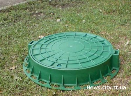 У Житомирі почали встановлювати пластико-гумові каналізаційні люки