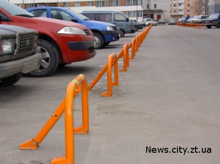 Влада Житомира підняли ціни на паркування, а паркувальників озброюють касовими апаратами