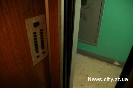 У Житомирі жителям багатоповерхівки пропонують ремонтувати згорілі ліфти за свій рахунок