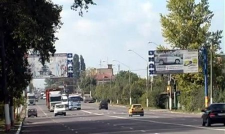 Житомирські водії скаржаться що рекламні щити в місті загороджують світлофори