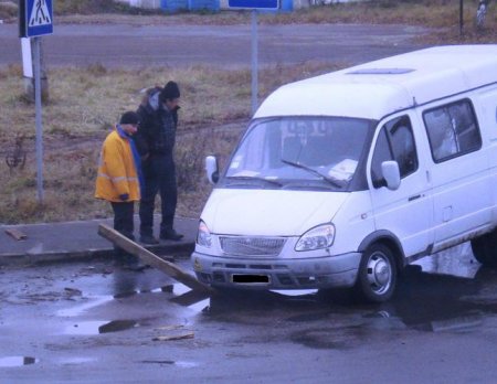 У Житомирі відкритий люк на дорозі вже місяць створює аварійну ситуацію