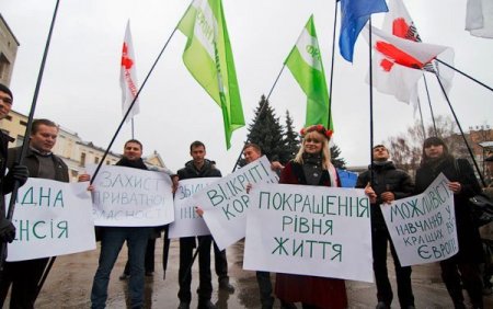 У Житомирі молодіжне крило "Фронту Змін" провело флешмоб, вимагаючи від влади підписати договір з ЄС