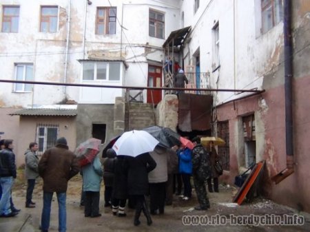 У центрі міста Бердичева загрожує впасти від старості столітній житловий будинок