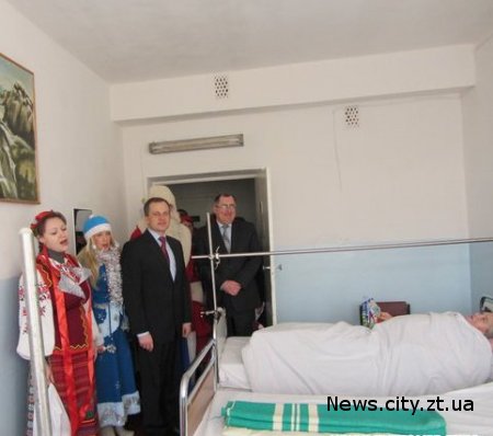 Загіпсованих пацієнтів міської лікарні мер Житомира особисто привітав з Різдвом