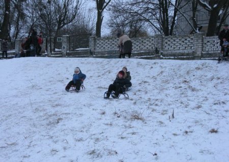 У центрі Житомира діти окупували снігові гірки