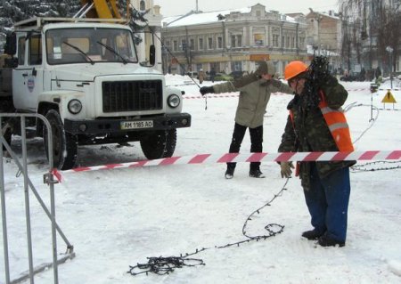 Свята закінчилися: у Житомирі почали розбирати головну новорічну ялинку