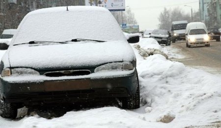 Влада Житомира просить водіїв не паркувати свої авто на дорозі, щоб не заважати снігоприбиральній техніці