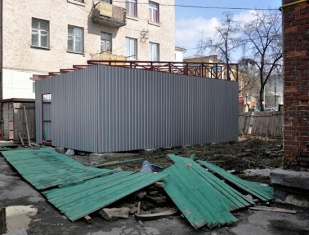 Мешканці вулиці Черняховського шукають господаря недобудованого ларька, який заважає їм жити