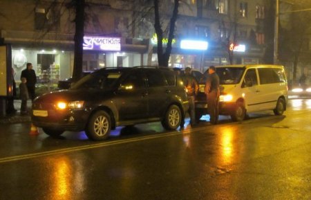 У Житомирі на Київській мікроавтобус Mercedes наздогнав позашляховик Mitsubishi