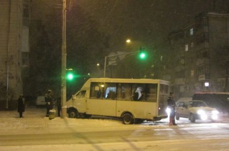 У центрі Житомира зіткнулися три авто: маршрутка з пасажирами вилетіла на тротуар