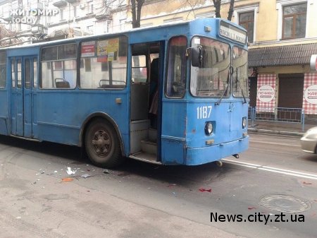 В Житомирі на Великій Бердичівській тролейбус врізався в позашляховик.