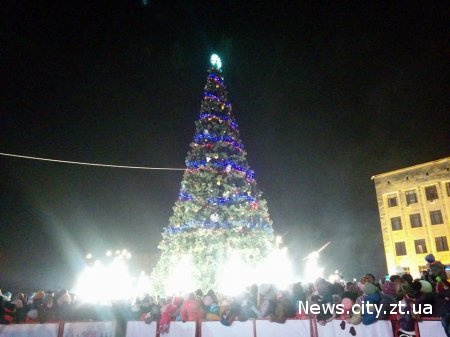 Сьогодні урочисто запалили вогні на новорічній ялинці в Житомирі та інших містаж України
