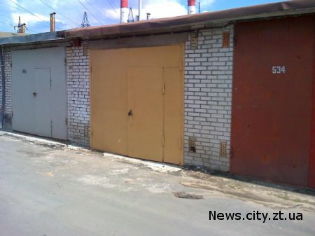 В одному з гаражних кооперативів Житомира злодії обікрали одразу дві машини