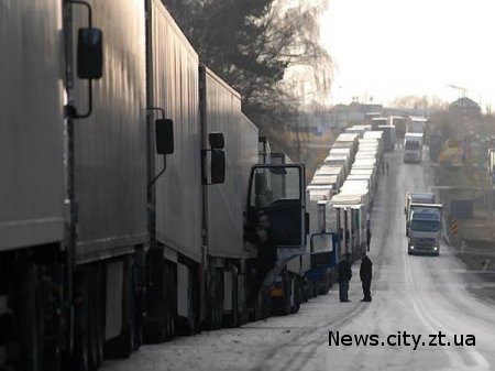 Україна тимчасово припиняє транзитні перевезення вантажними автомобілями, зареєстрованими в Росії