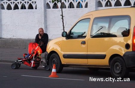 У Житомирі на регульованому перехресті автомобіль збив жінку з дитино
