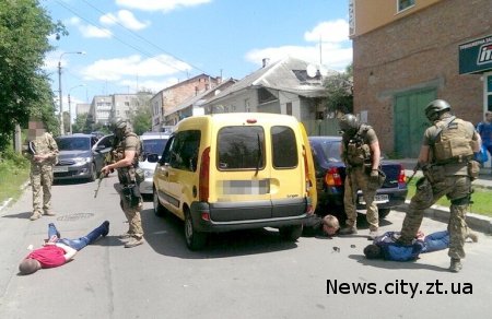 На одній з вулиць Житомира СБУ затримала поліцейських, які продавали наркотики