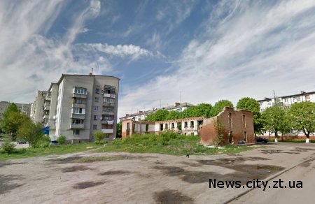 По вулиці Князів Острозьких в Житомирі демонтують покинуту аварійну будівлю