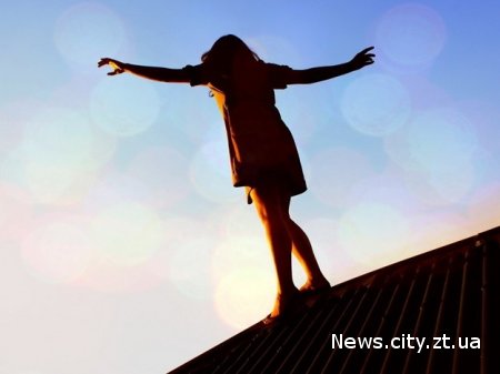 17-річна дівчина намагалася покінчити життя самогубством, зістрибнувши з даху двоповерхівки