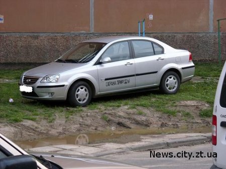 Влада Житомира пропонує водіям "скинутися" на облаштування тимчасових парковок.