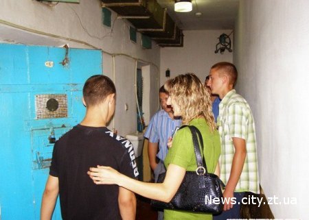 У Житомирській області «проблемним» підліткам показали камери СІЗО і справжню зброю.